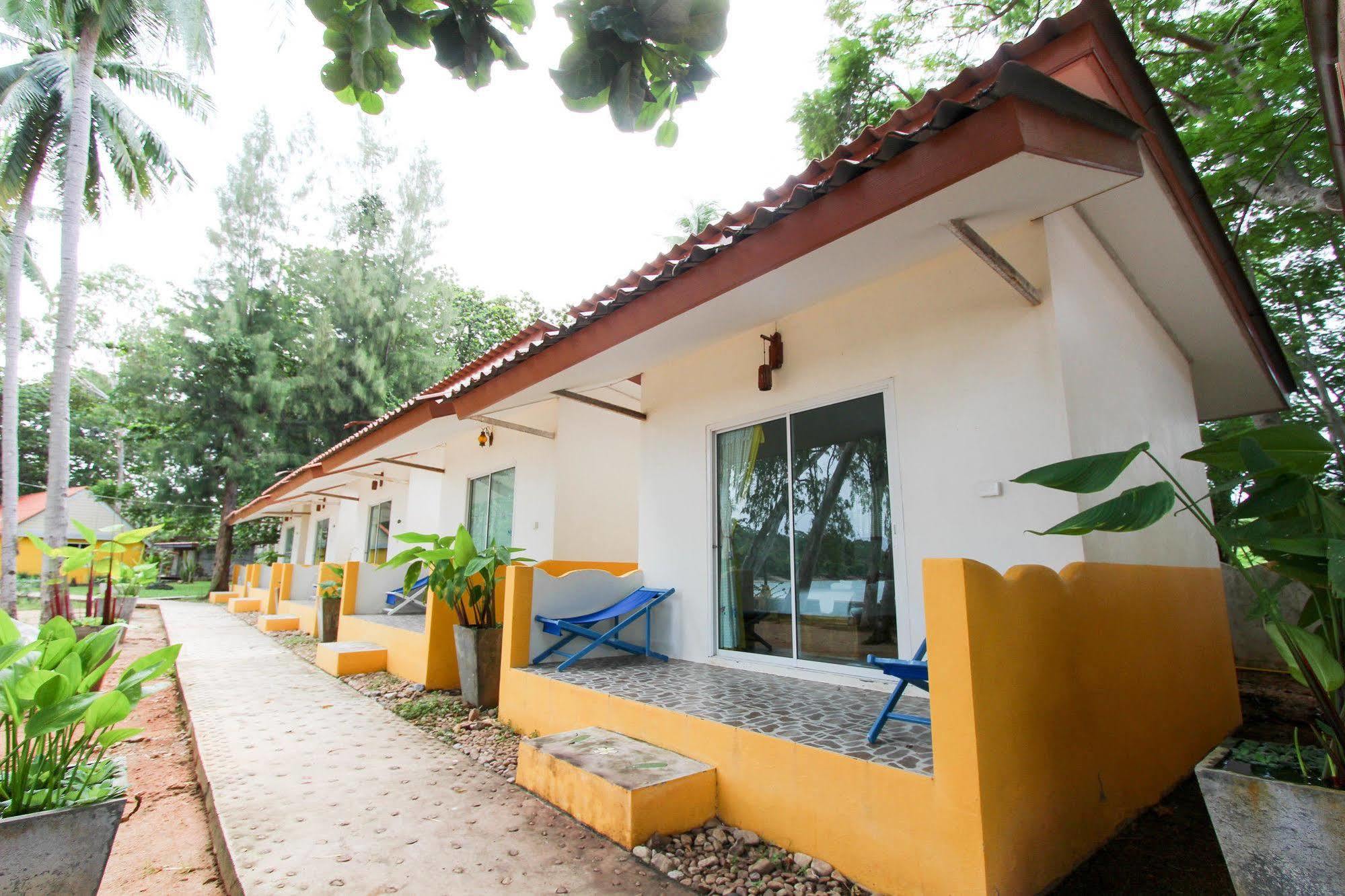 Issara Beach Resort Sichon Buitenkant foto