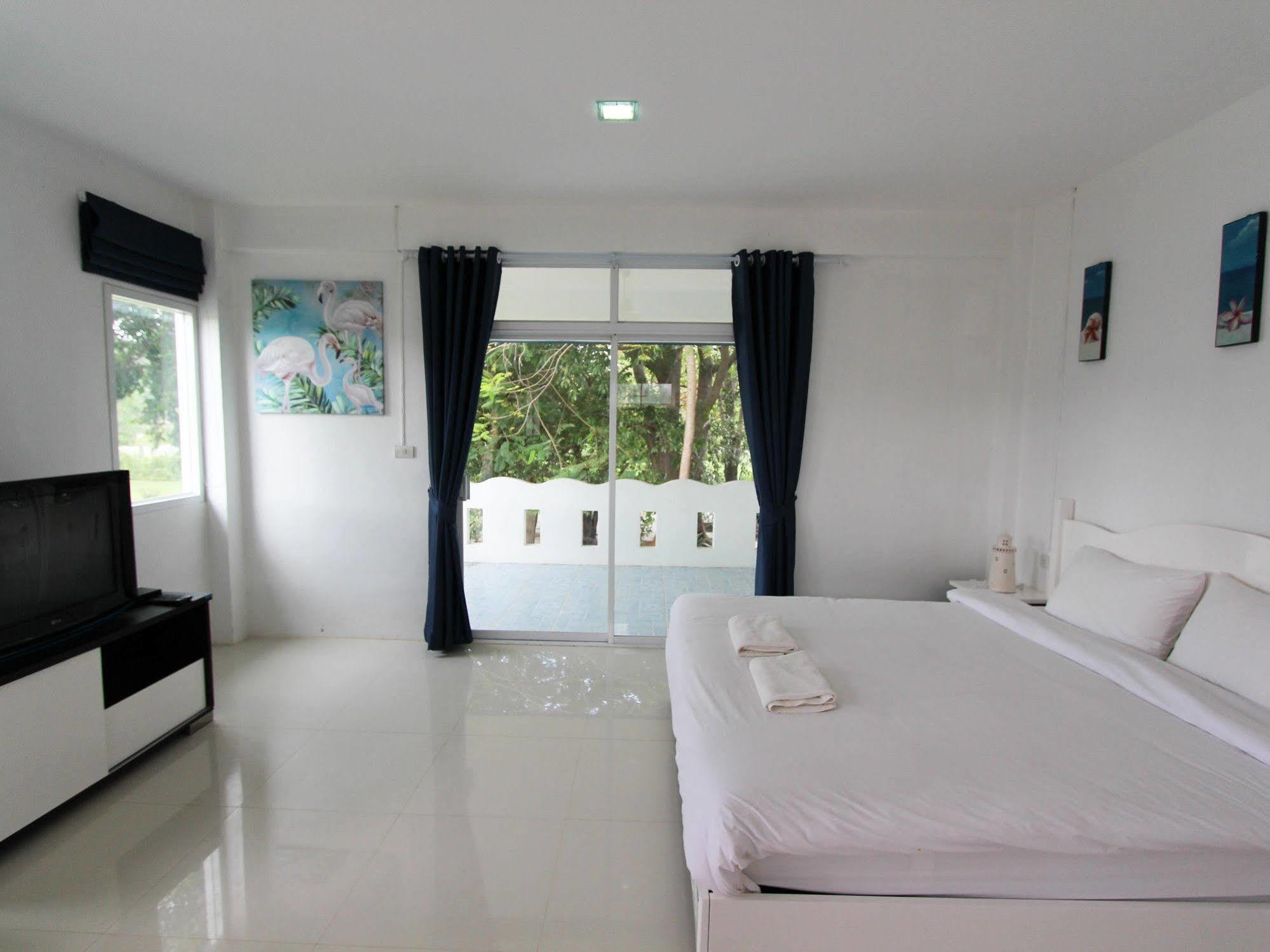 Issara Beach Resort Sichon Buitenkant foto