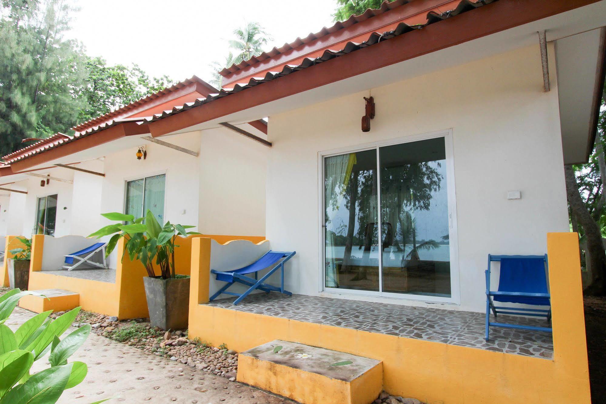 Issara Beach Resort Sichon Buitenkant foto