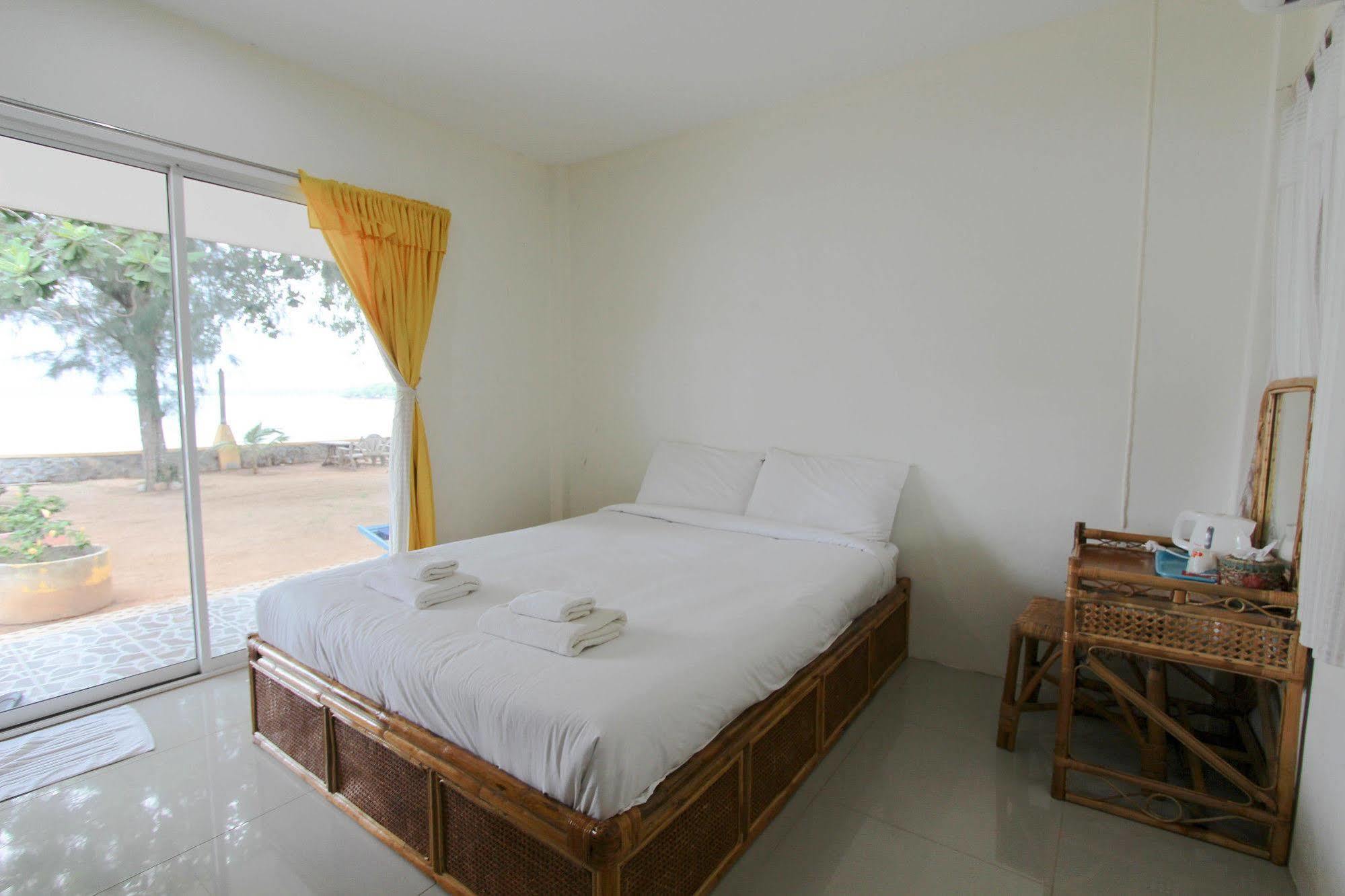 Issara Beach Resort Sichon Buitenkant foto