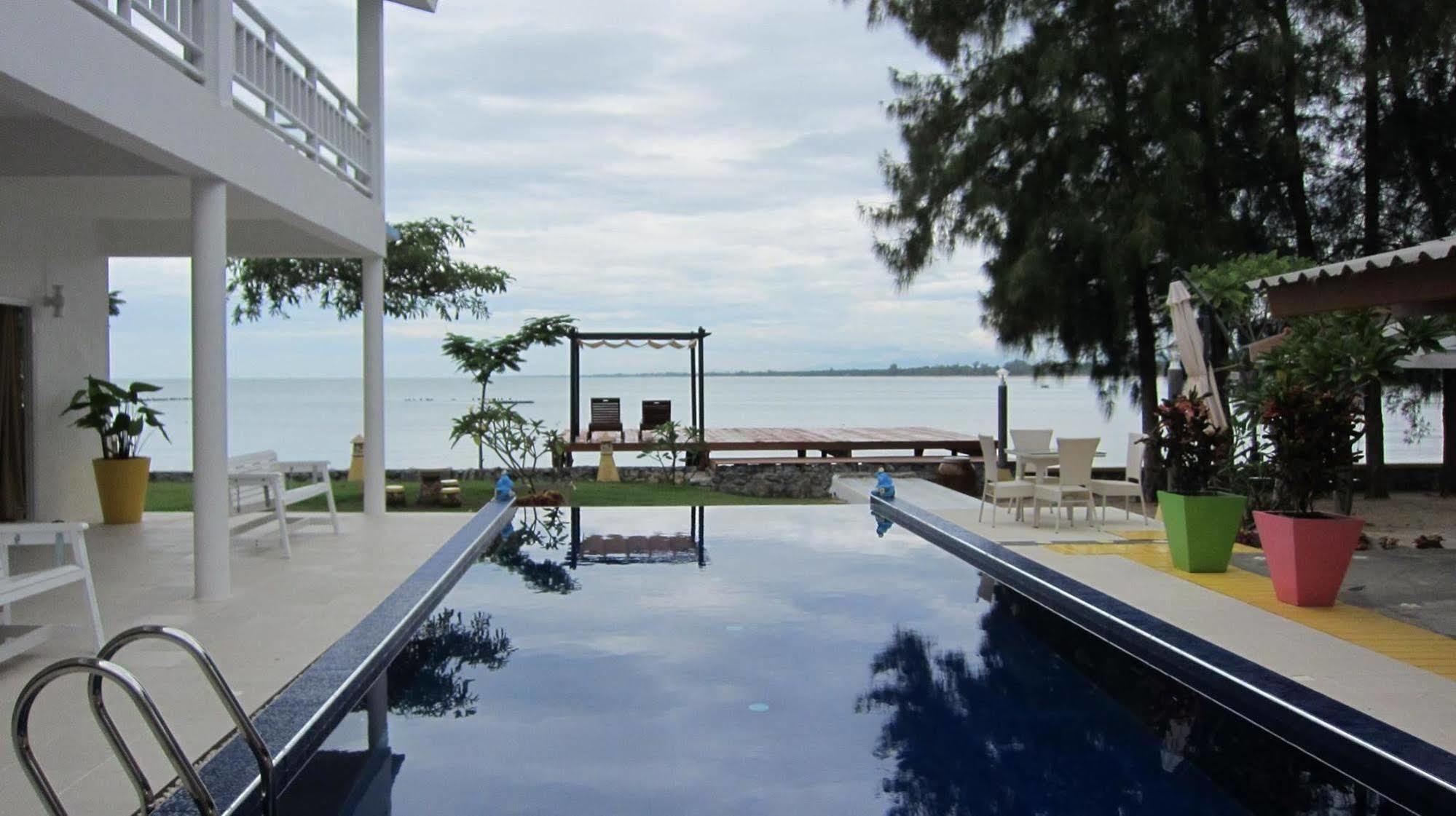 Issara Beach Resort Sichon Buitenkant foto