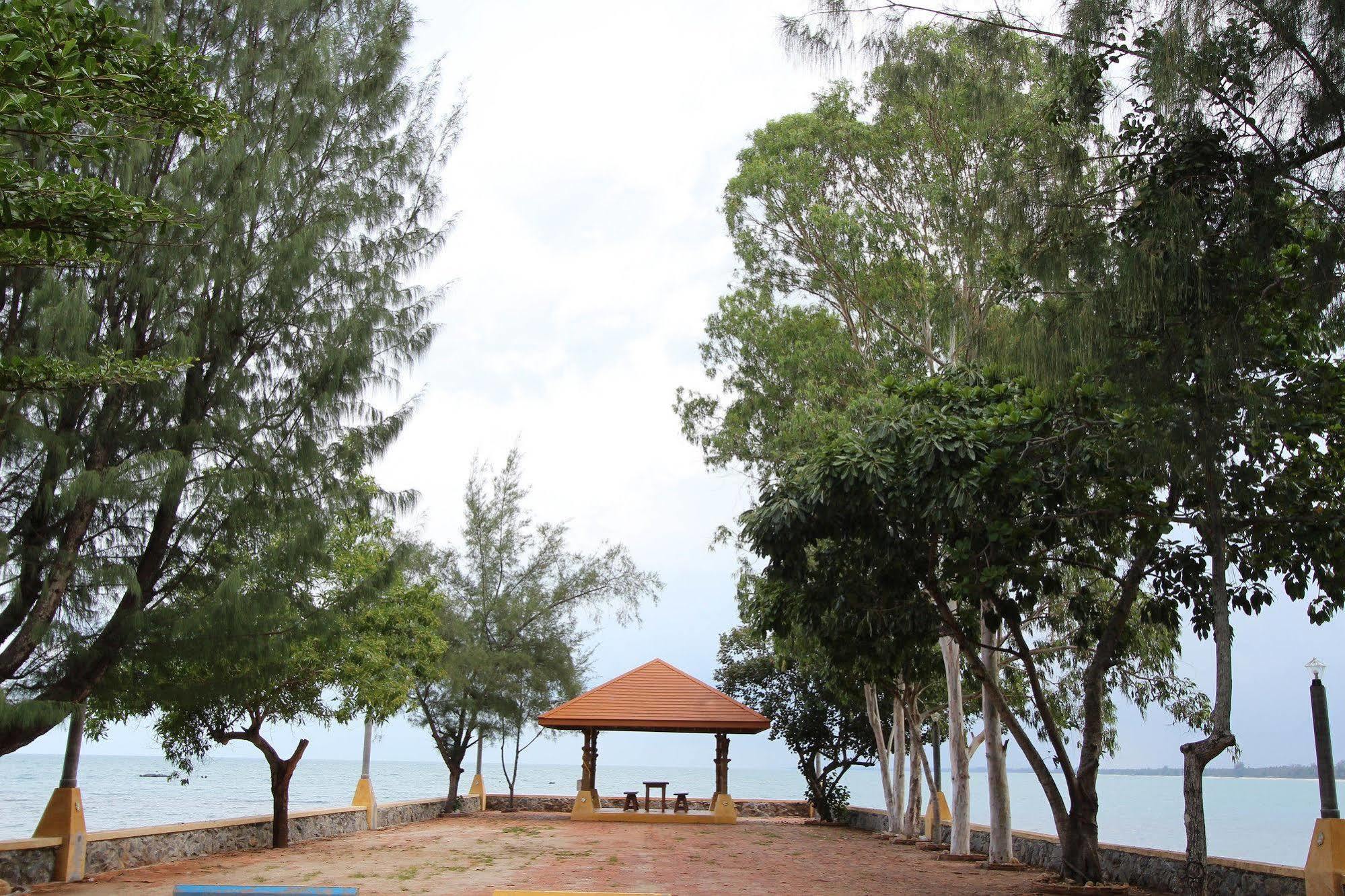 Issara Beach Resort Sichon Buitenkant foto